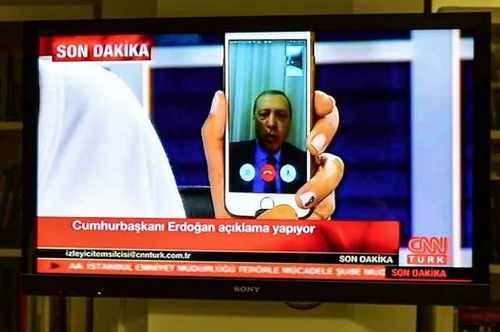 Эрдоган объяснил, почему обратился к народу через смартфон