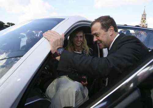 2921045 25.08.2016 25 августа 2016. Председатель правительства РФ Дмитрий Медведев и двукратная чемпионка Игр XXXI Олимпиады по синхронному плаванию Наталья Ищенко во время церемонии вручения автомобилей российским спортсменам - победителям и призерам Игр XXXI Олимпиады в Рио-де-Жанейро. Екатерина Штукина/РИА Новости