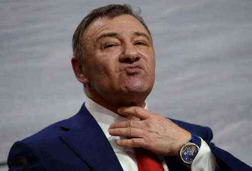 2729198 30.10.2015 Председатель Правления Федерации хоккея России Аркадий Ротенберг на пресс-конференции Федерации хоккея России и Организационного комитета чемпионата мира по хоккею с шайбой 2016 года в демонстрационном зале ГУМа в Москве. Алексей Филиппов/РИА Новости