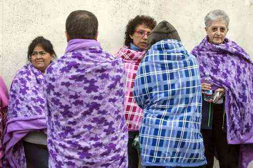 epa05553949 Residents wrapped in blankets after a building collapsed in the Farnesina neightborhood of Rome, Italy, 24 September 2016. There are no reported casualties in the collapse and residents were evacuated before the building fell.  EPA/MASSIMO PERCOSSI