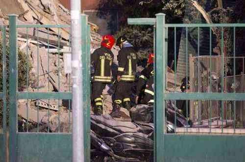 epa05553947 Firemen work at the site of a building that collapsed in the Farnesina neightborhood of Rome, Italy, 24 September 2016. There are no reported casualties in the collapse and residents were evacuated before the building fell.  EPA/MASSIMO PERCOSSI