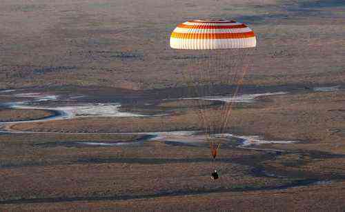 The Soyuz TMA-20M spacecraft capsule carrying International Space Station (ISS) crew, comprised of Jeff Williams of the U.S. and Oleg Skripochka and Alexey Ovchinin of Russia, descends beneath a parachute near the town of Zhezkazgan (Dzhezkazgan), Kazakhstan, September 7, 2016. REUTERS/Maxim Shipenkov/Pool - RTX2OFS0