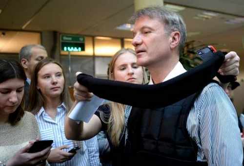 2985122 02.12.2016 Президент, председатель правления Сбербанка России Герман Греф во время запуска проекта, направленного на адаптацию сервисов и продуктов под потребности людей с ограниченными физическими возможностями. Кирилл Каллиников/РИА Новости