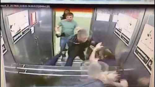 Парень в одиночку избил трех мужчин в лифте