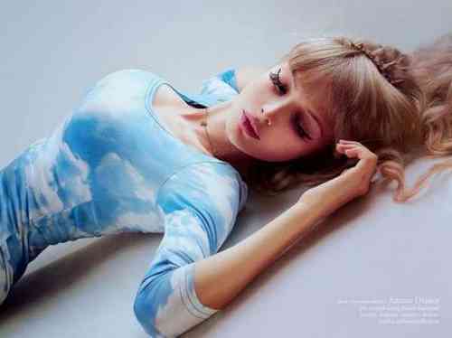 Слишком красива: 26-летнюю россиянку родители не пускают из дома