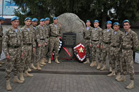 В день ВДВ казахстанские десантники возложили цветы к памятнику 6 роты в Пскове