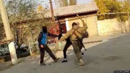 Узбекские пограничники избили двух парней бейсбольной битой (видео)