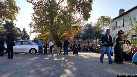 В Ашхабаде сотни людей собираются в очереди за визой в Узбекистан