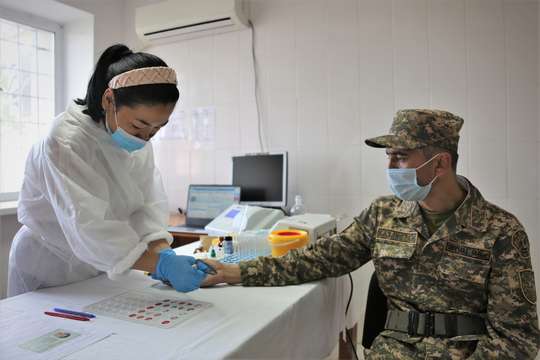 40 литров донорской крови сдали военнослужащие Атырауского гарнизона